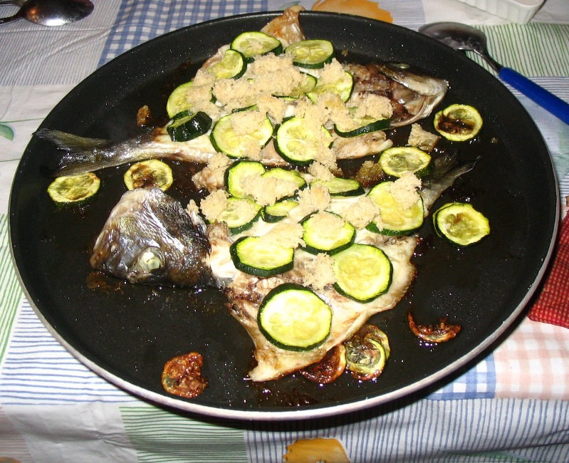 Un piatto con il pesce e zucchine- 002